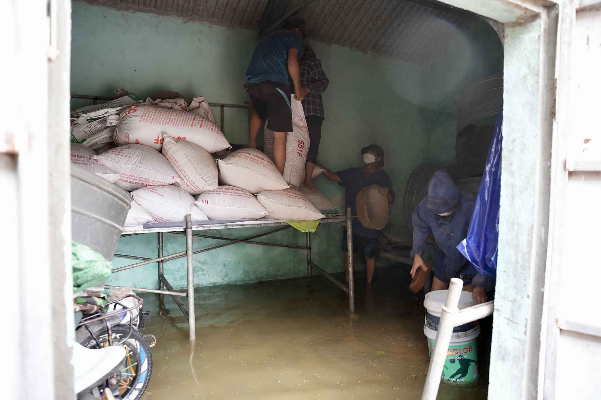 Gia đình ông Nguyễn Văn Lộc đang chuyển những bì gạo lên nơi cao ráo, tránh ngập nước. “Cách đây đúng 1 tháng, nước lũ cũng dâng cao gây ngập lụt ở khu vực này. Hôm nay cả 2 vợ chồng tôi đều phải nghỉ làm vì lo nước ngập vào nhà, chạy không kịp” - ông Lộc cho biết.