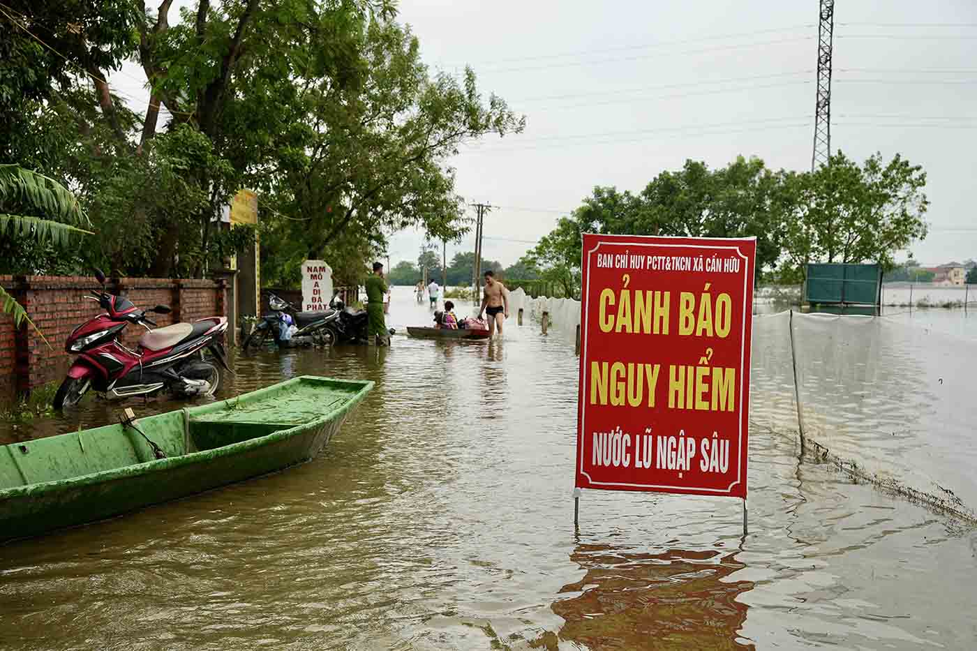 Để đảm bảo an toàn giao thông Ban chỉ huy Phòng chống Thiên tai và Tìm kiếm cứu nạn xã Cấn Hữu đã chỉ đạo lập rào chắn tại các tuyến đường bị ngập nước. Tại các khu vực ngập sâu, xã đã dựng biển cảnh báo hoặc cấm phương tiện di chuyển để đảm bảo an toàn.