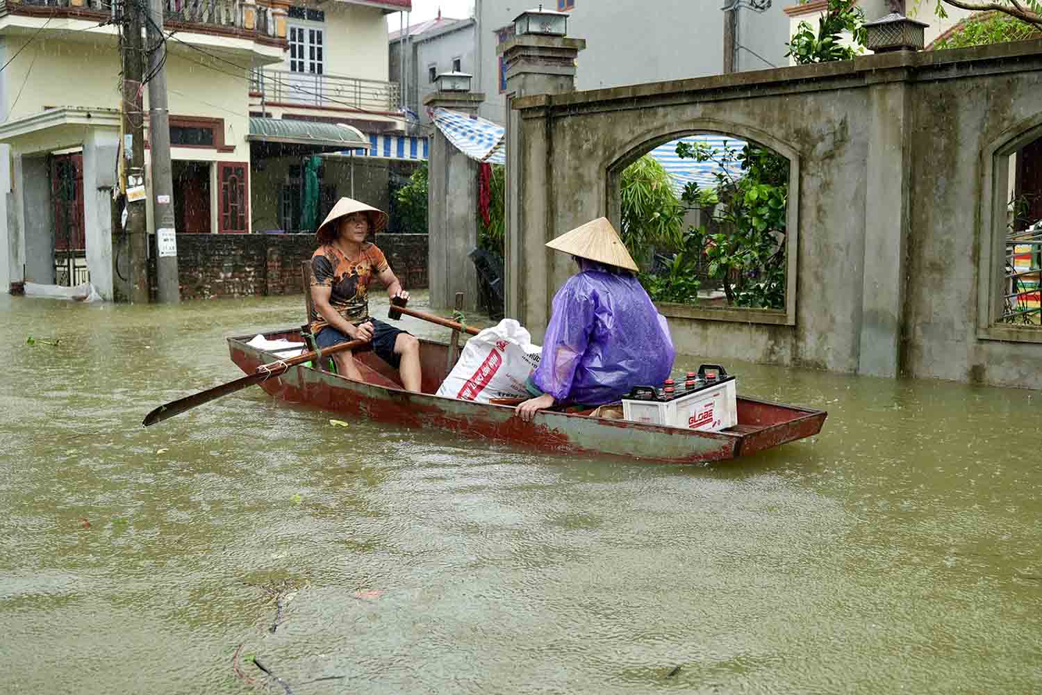 Tại xóm bến Vôi (xã Cấn Hữu), nhiều nơi nước dâng tới 2m. Người dân phải dùng thuyền để di chuyển vì đường sá ngập nặng.