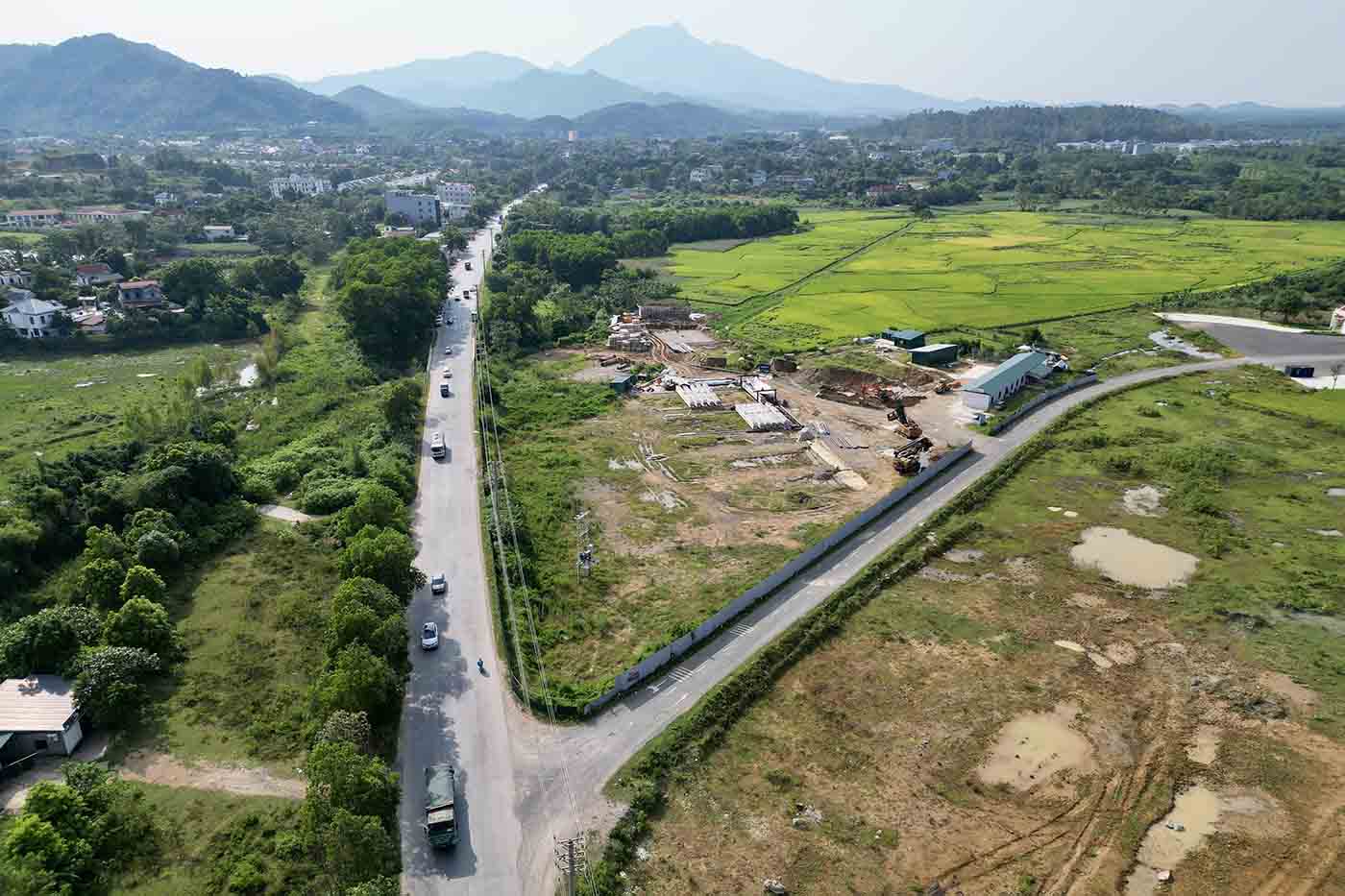 Sau mot nam thi cong, nha thau moi chi trien khai xay dung tren khu dat thuoc xa, huyen Thach That, Ha Noi. Anh: Huu Chanh