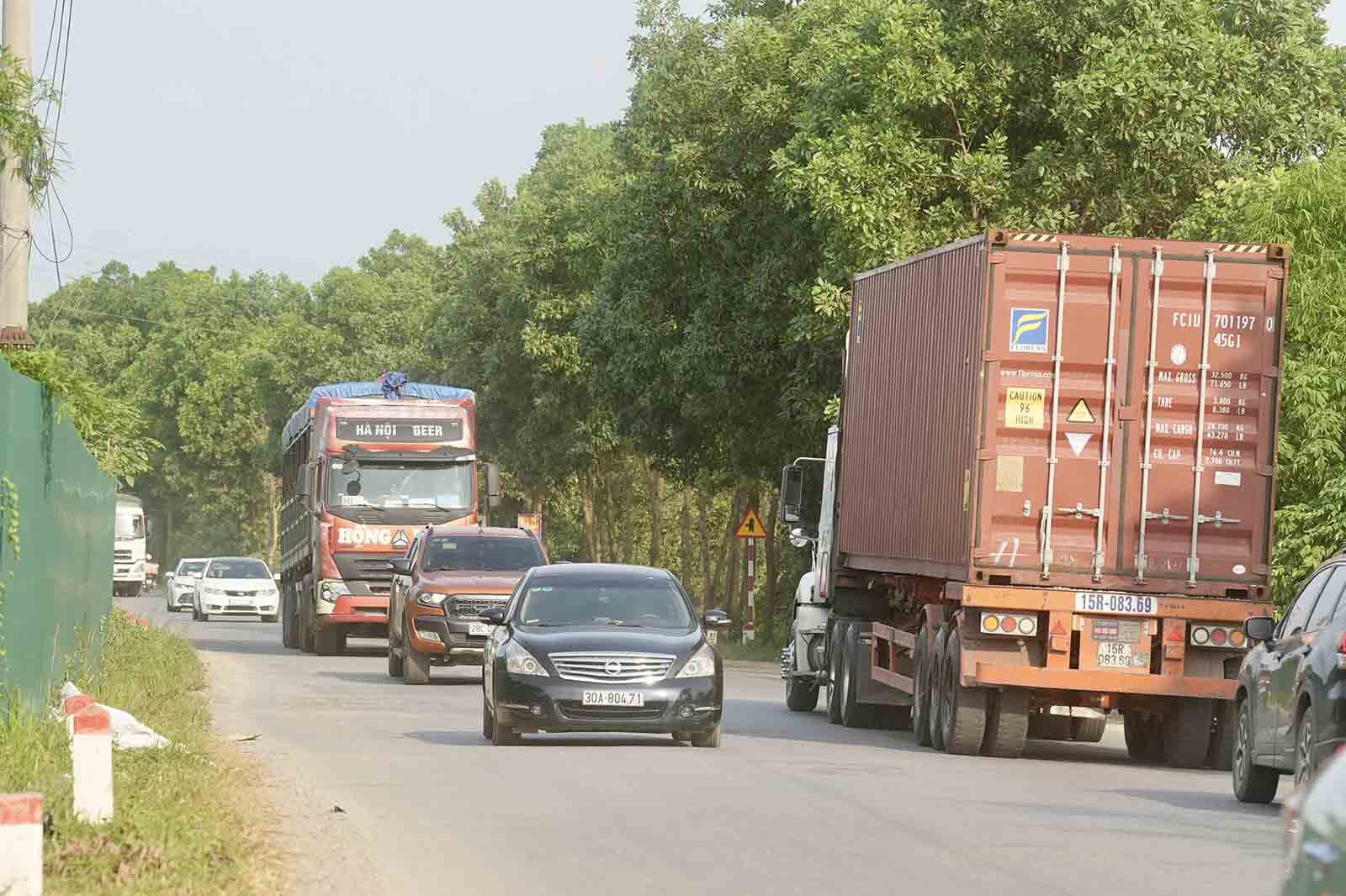 Hien doan 6,7 km tu dai lo Thang Long di cao toc Ha Noi - Hoa Binh la duong dong bang nho hep, xuong cap, gay kho khan cho phuong tien