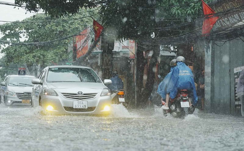 Dự báo Hà Nội tiếp tục mưa lớn hôm nay 11.9. Ảnh: Hữu Chánh