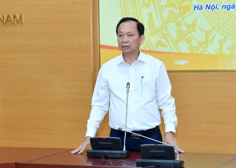 Ong Dao Minh Tu, Pho Thong doc Thuong truc Ngan hang Nha nuoc, Chu tich Cong doan Ngan hang Viet Nam phat dong ung ho dong bao bi thiet hai do bao lu. Anh: CDNHVN