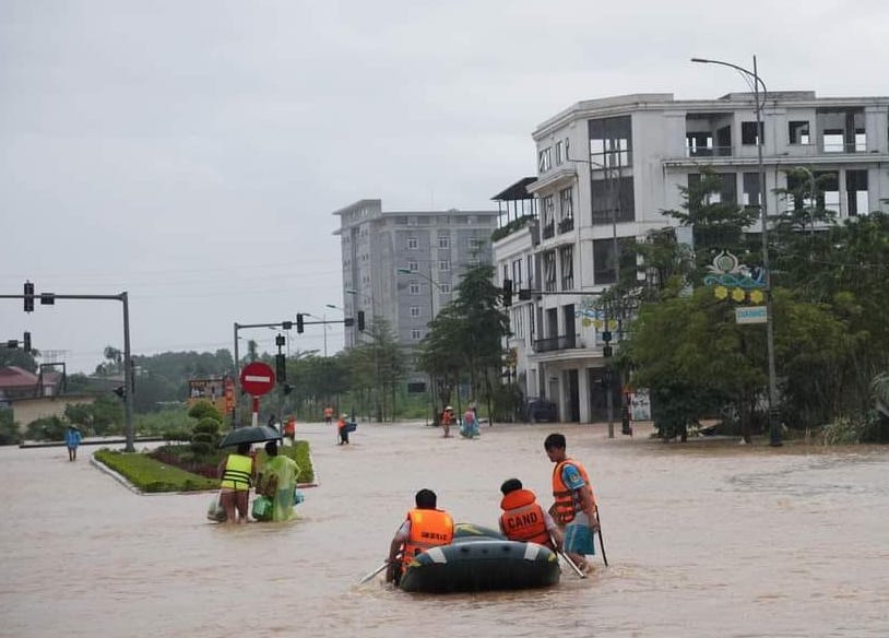 Can bo, chien si Cong an Nhan dan mang nhu yeu pham ho tro nhan dan vung lut tai Thai Nguyen. Anh: CD CAND