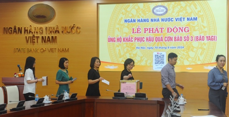 Cán bộ, đoàn viên công đoàn ngành Ngân hàng quyên góp ủng hộ đồng bào vùng lũ, lụt. Ảnh: CĐ Ngân hàng