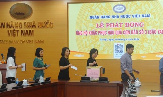 Cán bộ, đoàn viên công đoàn ngành Ngân hàng quyên góp ủng hộ đồng bào vùng lũ, lụt. Ảnh: CĐ Ngân hàng