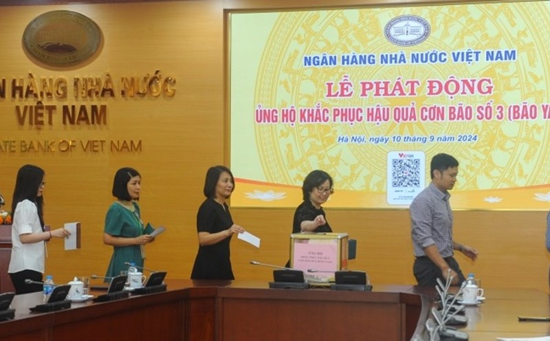 Cán bộ, đoàn viên công đoàn ngành Ngân hàng quyên góp ủng hộ đồng bào vùng lũ, lụt. Ảnh: CĐ Ngân hàng