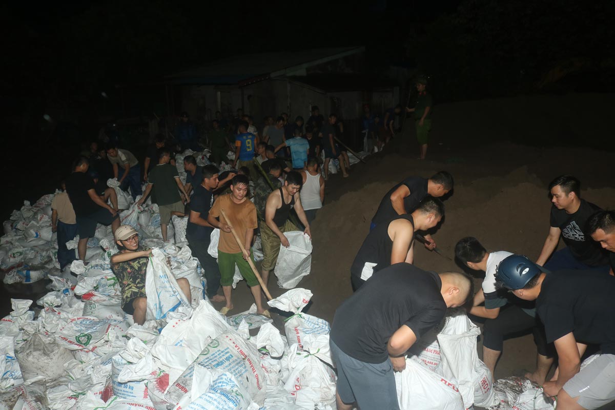 10.000 bao cat duoc luc luong chuc nang va nguoi dan dong de chuan bi ho de. Anh: Phan Nam