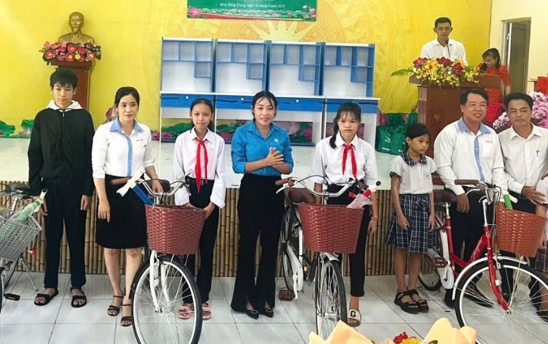 LĐLĐ huyện Cao Lãnh tặng quà chăm lo cho con của ĐV, NLĐ có hoàn cảnh khó khăn trên địa bàn. Ảnh: Lưu Hùng