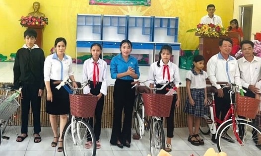 LĐLĐ huyện Cao Lãnh tặng quà chăm lo cho con của ĐV, NLĐ có hoàn cảnh khó khăn trên địa bàn. Ảnh: Lưu Hùng