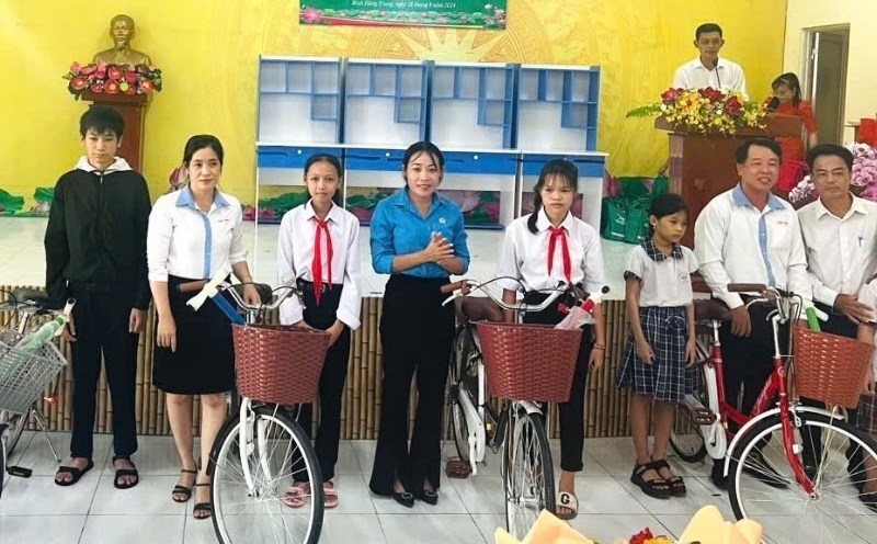 LĐLĐ huyện Cao Lãnh tặng quà chăm lo cho con của ĐV, NLĐ có hoàn cảnh khó khăn trên địa bàn. Ảnh: Lưu Hùng