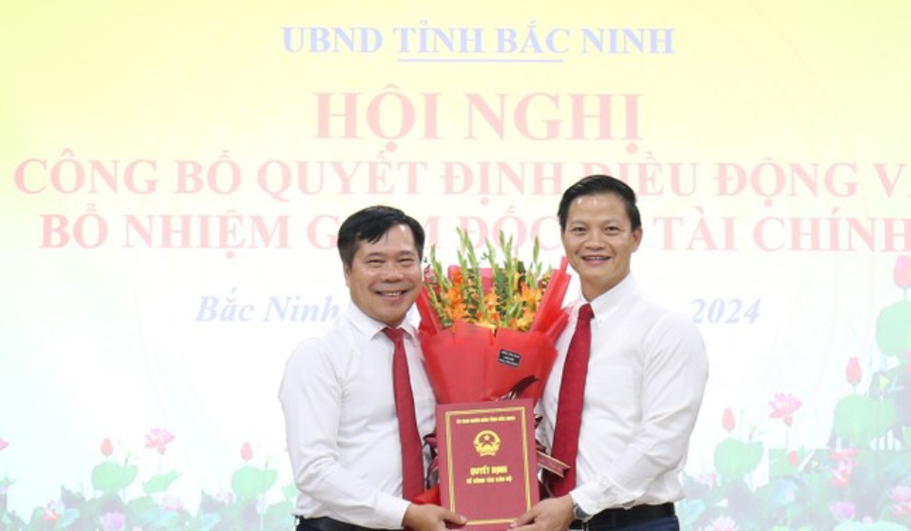  Chủ tịch UBND tỉnh Bắc Ninh Vương Quốc Tuấn (bên phải) trao quyết định cho ông Nguyễn Xuân Đương. Ảnh: Nguyễn Thắng 