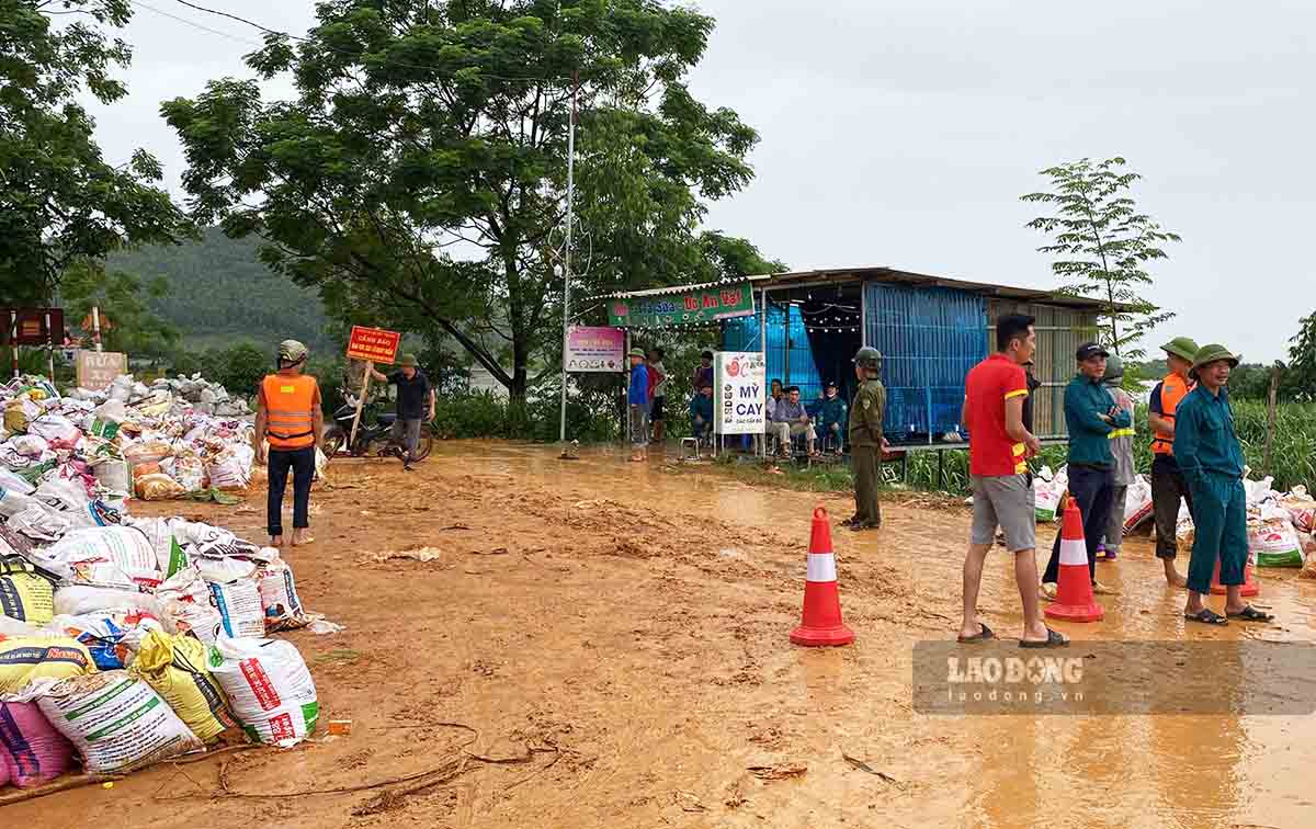 Sang 11.9, thong tin toi PV, ong Au Van Luan - Chu tich UBND xa Quyet Thang cho biet, suot dem luc luong chuc nang tien hanh ung cuu nhung hien tai vi tri de vo chua duoc va. Cong tac ung pho tam thoi dung lai va cho y kien chi dao tu tinh.