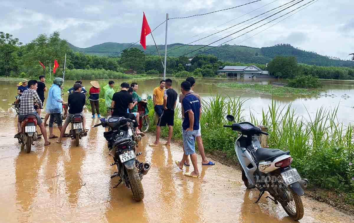 “Khu vuc vo de da duoc rao chan, cang day canh bao, dam bao an toan cho nguoi dan. Chung toi van tiep tuc thong ke thiet hai“, ong Luan cho hay.