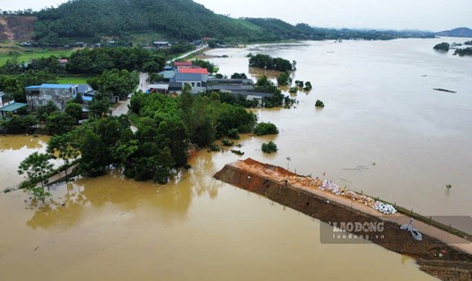 Sự cố vỡ đê tại Tuyên Quang chưa thể khắc phục, mực nước trong và ngoài đê đã cân bằng.