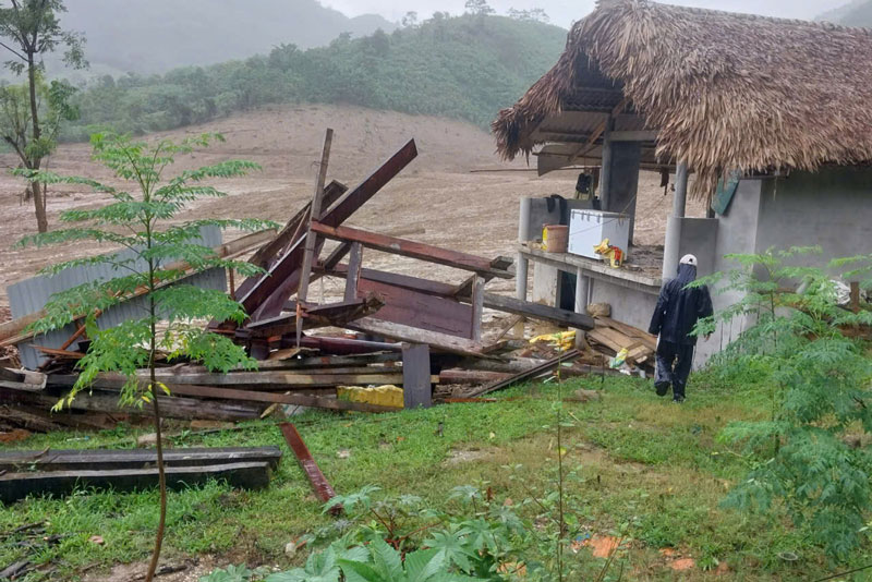 Lực lượng chức năng Lào Cai đang nỗ lực tìm kiếm hàng chục nạn nhân còn lại trong vụ vùi lấp ở xã Phúc Khánh. Ảnh: Đinh Đại