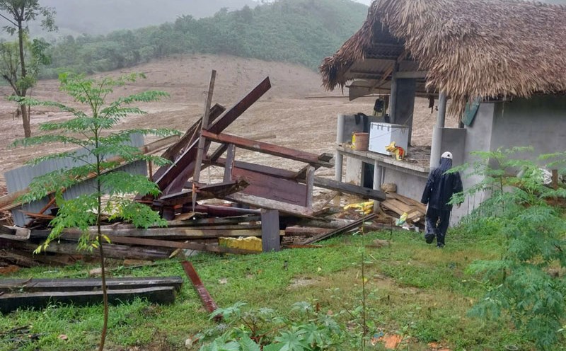 Lực lượng chức năng Lào Cai đang nỗ lực tìm kiếm hàng chục nạn nhân còn lại trong vụ vùi lấp ở xã Phúc Khánh. Ảnh: Đinh Đại