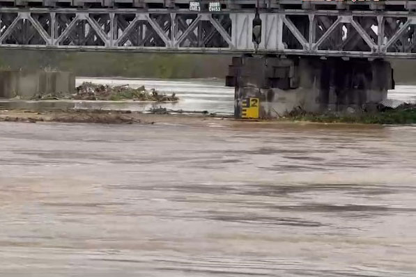 Lũ trên sông Hồng tại Hà Nội có khả năng đạt đỉnh vào trưa 11.9. Ảnh: Hoàng Lộc