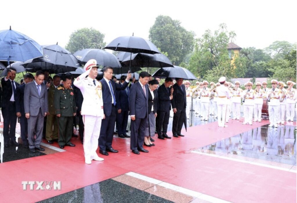 Tổng Bí thư, Chủ tịch nước Lào Thongloun Sisoulith và Phu nhân Naly Sisoulith đặt vòng hoa, tưởng niệm các anh hùng liệt sỹ tại Đài Tưởng niệm các Anh hùng liệt sỹ. Ảnh: TTXVN