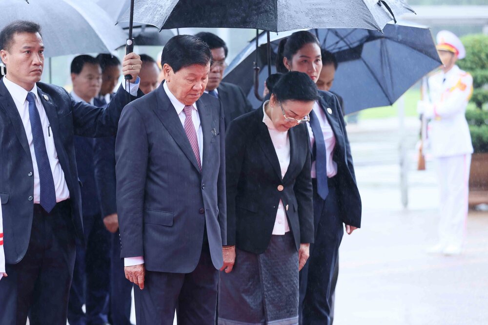 Tổng Bí thư, Chủ tịch nước Lào Thongloun Sisoulith và Phu nhân Naly Sisoulith vào Lăng viếng Chủ tịch Hồ Chí Minh. Ảnh: TTXVN