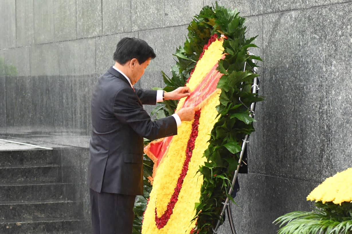 Tong Bi thu, Chu tich nuoc Lao Thongloun Sisoulith va Phu nhan Naly Sisoulith vao lang vieng Chu tich Ho Chi Minh. Anh: Hai Nguyen