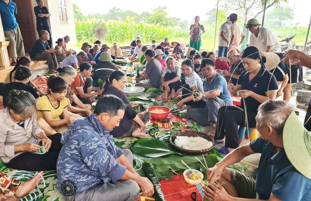 Nguoi dan xa Vo Liet, huyen Thanh Chuong goi banh chung ung ho ba con vung lu cac tinh phia Bac. Anh: Anh Tuan