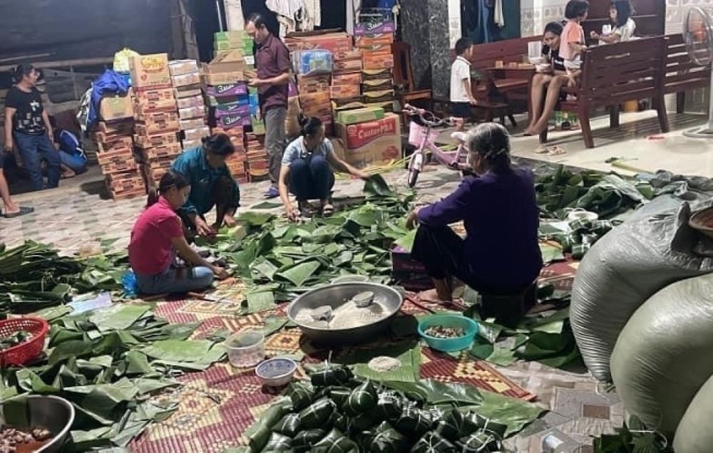 Nguoi dan o huyen Nong Cong thuc dem goi banh, gop nhu yeu pham gui den ba con vung lu. Anh: Nguoi dan cung cap