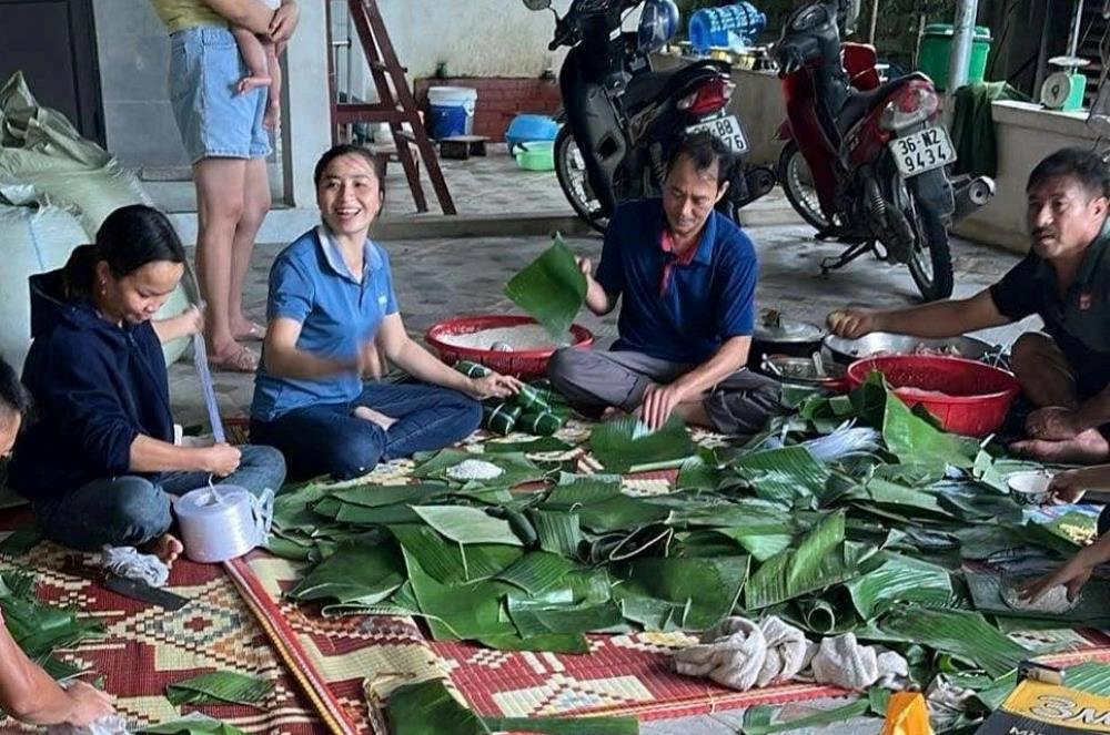 Nguoi dan o thon Ngoc Cham (xa Thang Long, huyen Nong Cong, Thanh Hoa) goi banh chung de gui den ba con vung lu cac tinh phia Bac. Anh: Nguoi dan cung cap