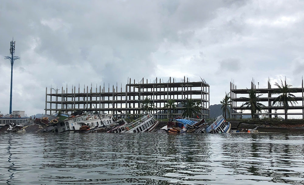 Nhieu tau du lich bi chim, hu hai nang ne khi bao so 3 Yagi do bo Quang Ninh. Anh: Pham Ha