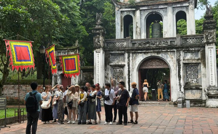 Khach tham quan Van Mieu - Quoc Tu Giam ngay 12.9. Anh: Phuong Anh