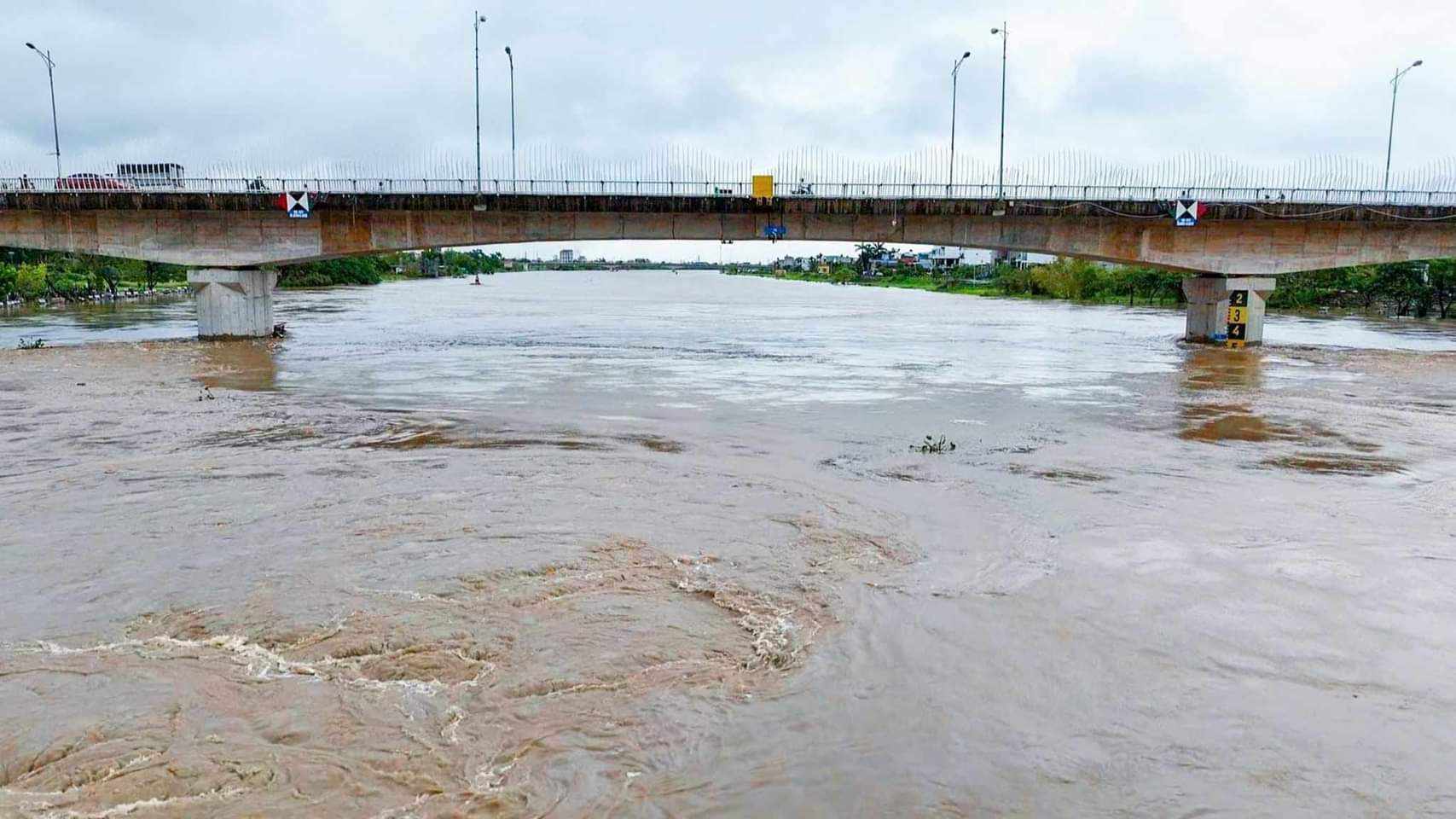 Nước lũ trên sông Trà Lý đoạn qua cầu Bo, TP.Thái Bình vào sáng nay (11.9). Ảnh: Vũ Ngọc Thiện