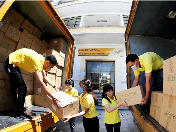 Hàng cứu trợ sẽ được Vietnam Post hỗ trợ gửi miễn phí. Ảnh Hà Anh