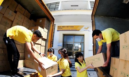 Hàng cứu trợ sẽ được Vietnam Post hỗ trợ gửi miễn phí. Ảnh Hà Anh