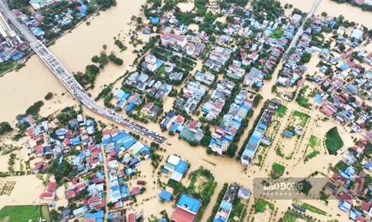 Người dân bị ảnh hưởng bão, ngập lụt được Nhà nước hỗ trợ gạo, nhu yếu phẩm theo quy định của pháp luật. Ảnh: Việt Bắc