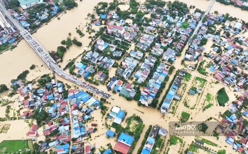 Người dân bị ảnh hưởng bão, ngập lụt được Nhà nước hỗ trợ gạo, nhu yếu phẩm theo quy định của pháp luật. Ảnh: Việt Bắc