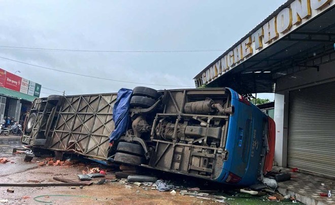 Hai mẹ con tử vong trong vụ lật xe khách ở  Đăk Lắk