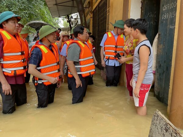 Ngày 10.9, Thủ tướng Phạm Minh Chính trực tiếp vào khu dân cư thăm hỏi, động viên người dân tại xã Vân Hà, thị xã Việt Yên đang bị cô lập - Ảnh: VGP/Nhật Bắc 