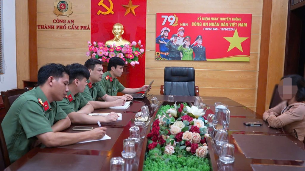 Công an TP Cẩm Phả làm việc với bà Đ.T.H - người tung tin thất thiệt về thiệt hại do bão số 3 gây ra. Ảnh: Công an TP Cẩm Phả