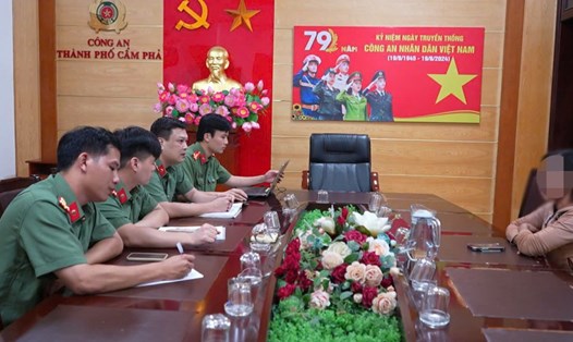 Công an TP Cẩm Phả làm việc với bà Đ.T.H - người tung tin thất thiệt về thiệt hại do bão số 3 gây ra. Ảnh: Công an TP Cẩm Phả