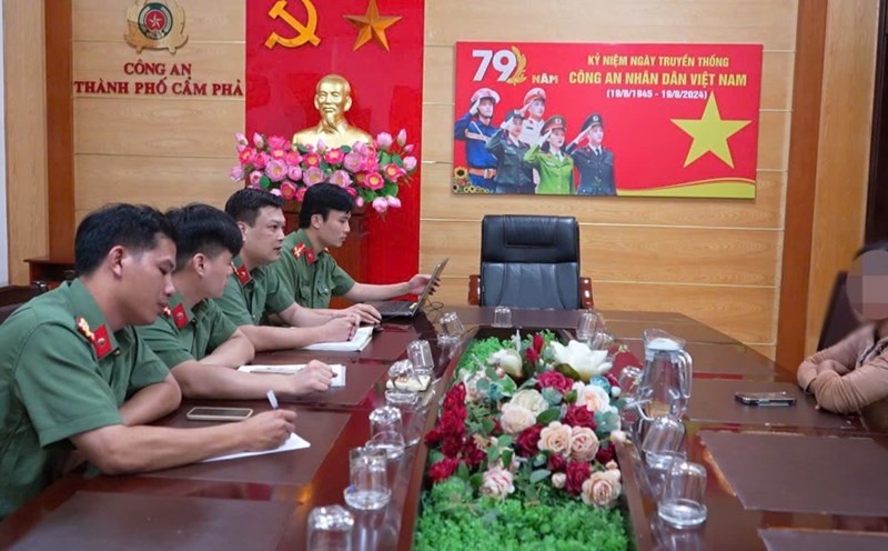 Công an TP Cẩm Phả làm việc với bà Đ.T.H - người tung tin thất thiệt về thiệt hại do bão số 3 gây ra. Ảnh: Công an TP Cẩm Phả