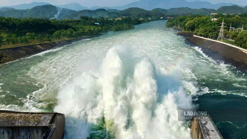Lượng nước về hồ Thác Bà đã giảm, công tác xả lũ vẫn đang diễn ra theo kế hoạch. Ảnh: Bảo Nguyên