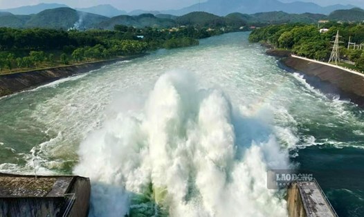 Lượng nước về hồ Thác Bà đã giảm, công tác xả lũ vẫn đang diễn ra theo kế hoạch. Ảnh: Bảo Nguyên
