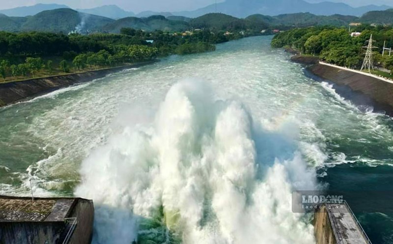 Lượng nước về hồ Thác Bà đã giảm, công tác xả lũ vẫn đang diễn ra theo kế hoạch. Ảnh: Bảo Nguyên