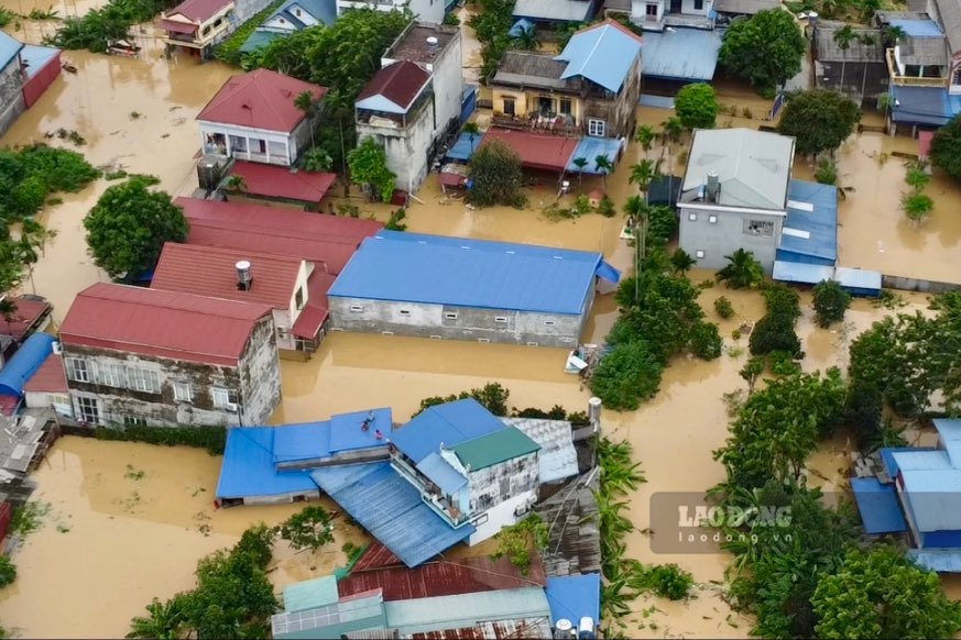 Nhieu ngoi nha TP Thai Nguyen chim trong bien nuoc trong tran lu lut lich su.