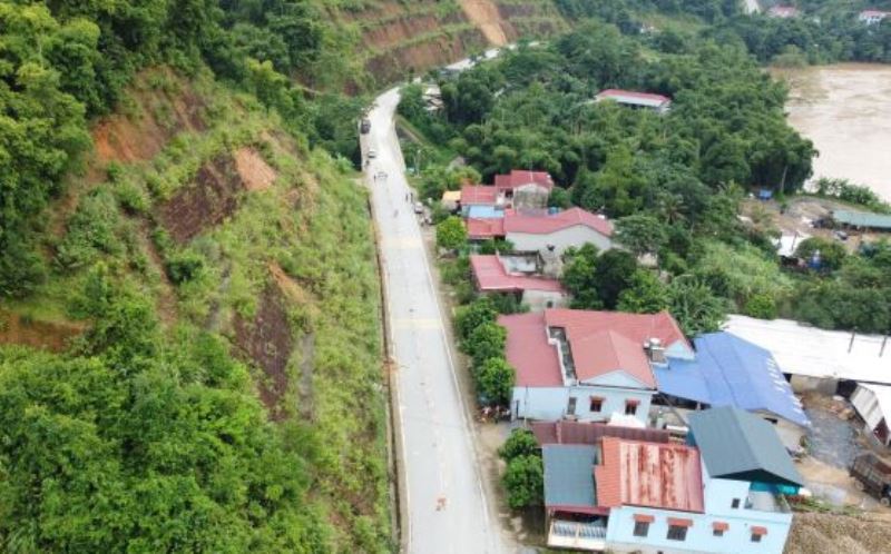 Chinh quyen dia phuong da keu goi cac ho dan trong vung co nguy co anh huong cua sat lo, di doi den noi an toan. Anh: Minh Hoang