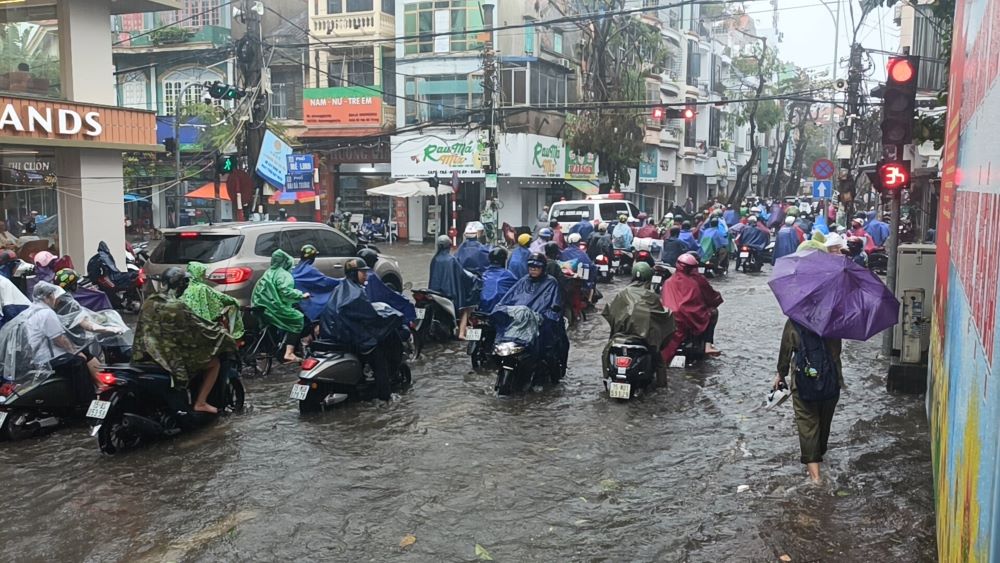 Ghi nhận lúc 11h30, khu vực này xảy ra ùn tắc nhẹ do lượng phương tiện ngày càng đông. Mực nước dâng cao khiến người dân khó khăn trong di chuyển. 