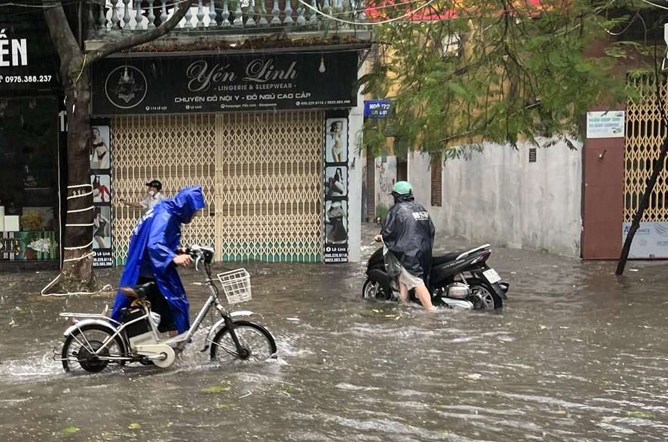 Nhiều xe chết máy, người dân phải lội nước, dắt bộ tìm chỗ sửa. 