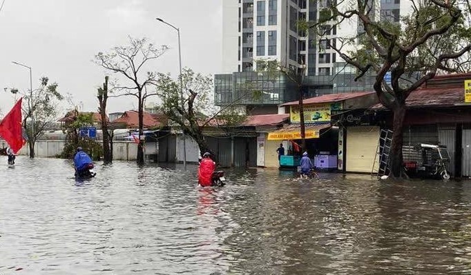 Nhiều tuyến đường ở quận Hồng Bàng cũng xảy ra tình trạng ngập lụt cục bộ do mưa lớn. Theo thông tin từ Đài khí tượng Thủy văn TP Hải Phòng, tình trạng ngập xảy ra ở một số tuyến đường với độ sâu phổ biến 0,2 - 0,5 m, lượng nước thoát chậm. Ảnh: Huyền Trang