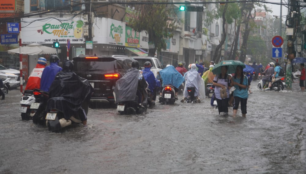 Trua 11.9, khu vuc noi thanh Hai Phong van mua nhu trut nuoc. Khu vuc nga tu Me Linh - Hai Ba Trung (quan Le Chan) ngap sau. 