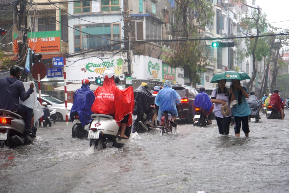 Heavy rain in Hai Phong on the morning of September 11 caused many roads to be heavily flooded. Photo: Mai Dung